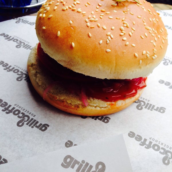Foto tomada en Grill&amp;Сoffee Burgershop  por Elena el 8/6/2015