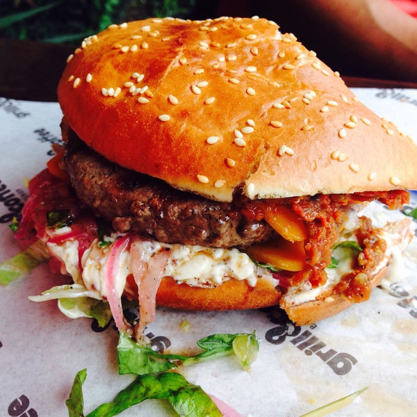 Foto tomada en Grill&amp;Сoffee Burgershop  por Elena el 8/6/2015