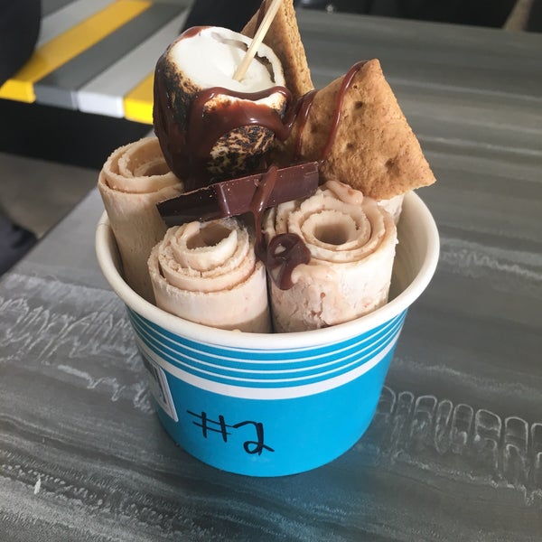1/16/2017 tarihinde Stephanie D.ziyaretçi tarafından IcyCode Ice Cream Rolls'de çekilen fotoğraf