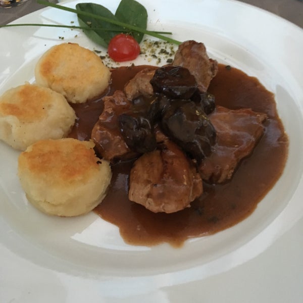 Das Foto wurde bei Güjžina - The Soul of Pannonia Restaurant von Ghim am 7/17/2016 aufgenommen