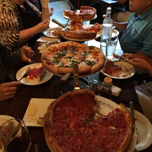 Снимок сделан в Patxi&#39;s Pizza пользователем Zachary K. 6/15/2014
