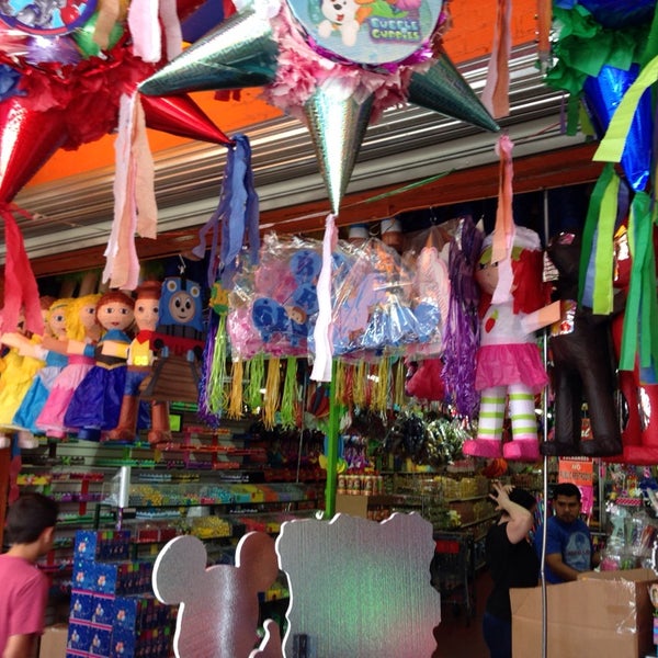 Foto scattata a Piñata District - Los Angeles da Phil R. il 4/18/2014