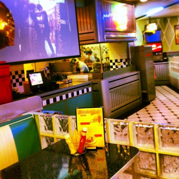 1/4/2013 tarihinde Cristina G.ziyaretçi tarafından Yesterday American Diner'de çekilen fotoğraf