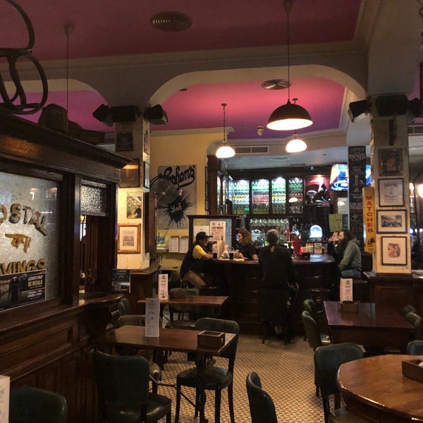 รูปภาพถ่ายที่ Flaherty&#39;s Irish Pub Barcelona โดย Richard W. เมื่อ 2/21/2019