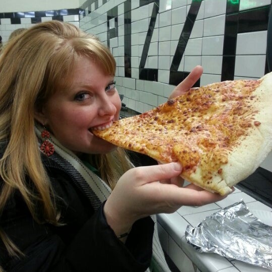 Снимок сделан в Jumbo Slice Pizza пользователем Stephanie B. 2/3/2013