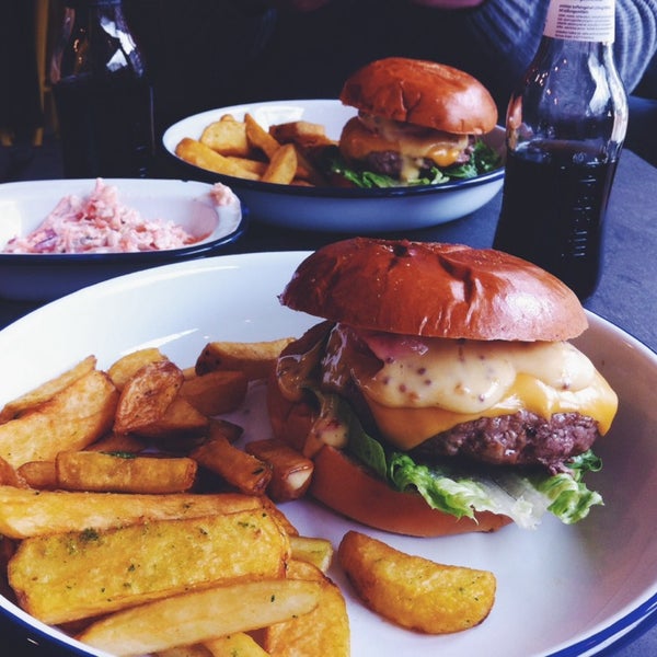 Foto diambil di Otto&#39;s Burger oleh Kristina pada 3/17/2014