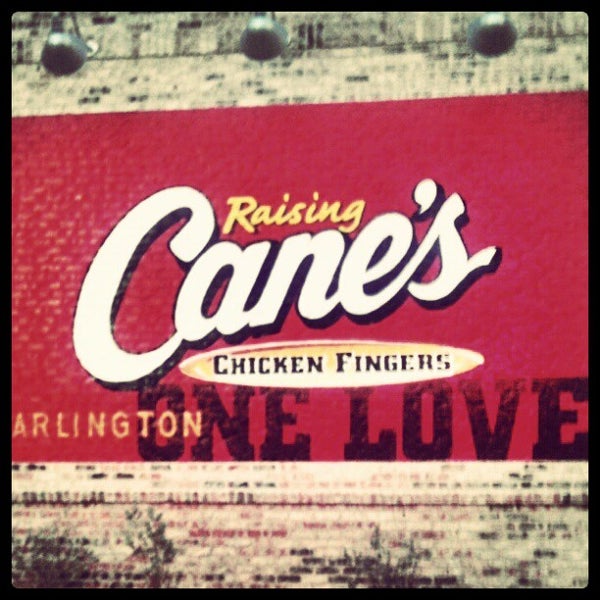 Foto diambil di Raising Cane&#39;s Chicken Fingers oleh Brand O. pada 12/5/2012