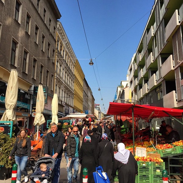 รูปภาพถ่ายที่ Brunnenmarkt โดย Tom O. เมื่อ 3/18/2015