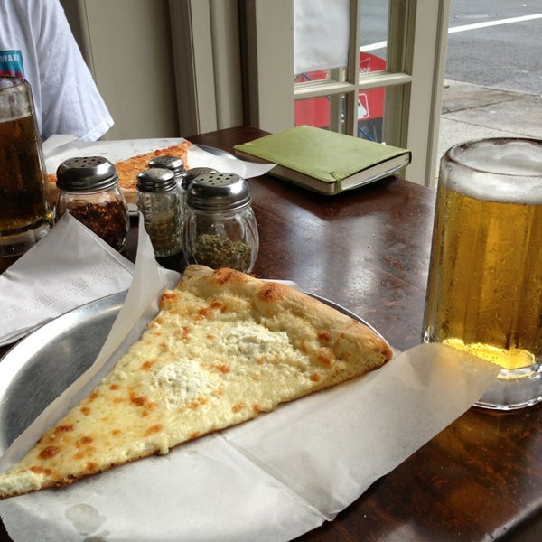 รูปภาพถ่ายที่ Rosco&#39;s Pizza โดย Nena C. เมื่อ 6/23/2013