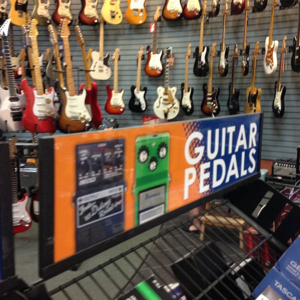 8/15/2013에 Nick P.님이 Long &amp; McQuade Musical Instruments에서 찍은 사진