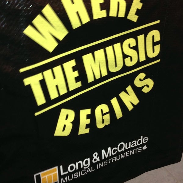 Foto tirada no(a) Long &amp; McQuade Musical Instruments por Nick P. em 12/23/2013