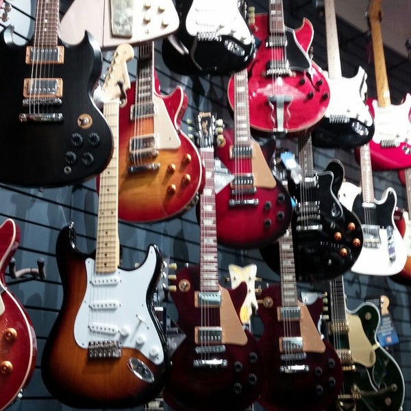 12/17/2014에 Nick P.님이 Long &amp; McQuade Musical Instruments에서 찍은 사진
