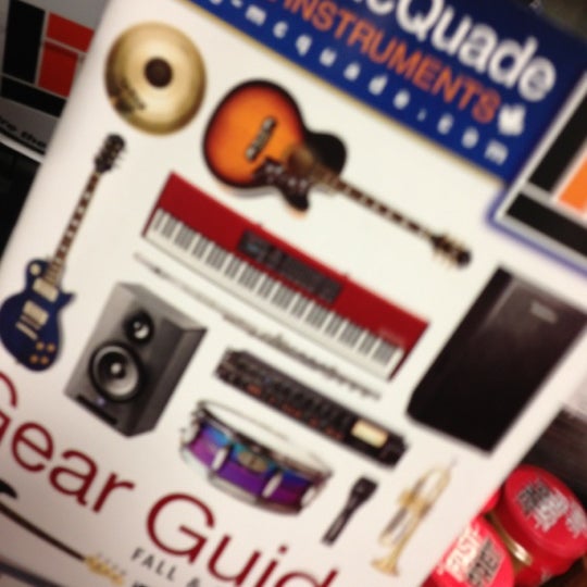 Foto tirada no(a) Long &amp; McQuade Musical Instruments por Nick P. em 11/12/2012