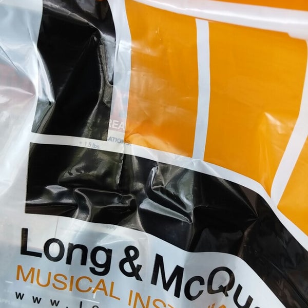 รูปภาพถ่ายที่ Long &amp; McQuade Musical Instruments โดย Nick P. เมื่อ 5/28/2015