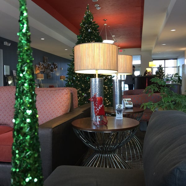 รูปภาพถ่ายที่ Holiday Inn &amp; Suites Green Bay Stadium, an IHG Hotel โดย Sun☀️ เมื่อ 12/12/2016