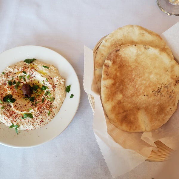 Photo prise au Zeytin Mediterranean Grill par Kelley L. le8/18/2019