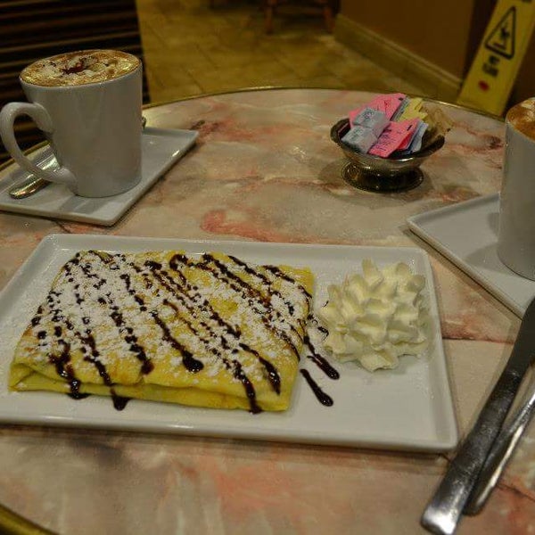 A crêpe and hot chocolate is perfect on a winter day.