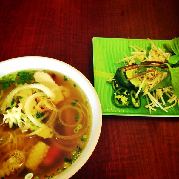 รูปภาพถ่ายที่ Pho Van Vietnamese Cuisine โดย MiMi P. เมื่อ 7/9/2013