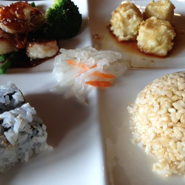 Снимок сделан в Hida Japanese Restaurant пользователем Stefanie R. 9/14/2013