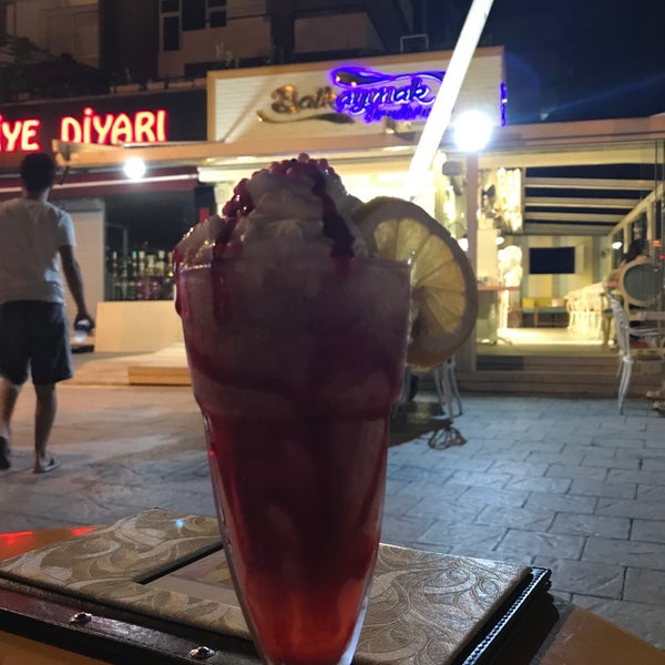 9/15/2017 tarihinde Rıdvan Ç.ziyaretçi tarafından Balkaymak Dondurma &amp; Cafe'de çekilen fotoğraf