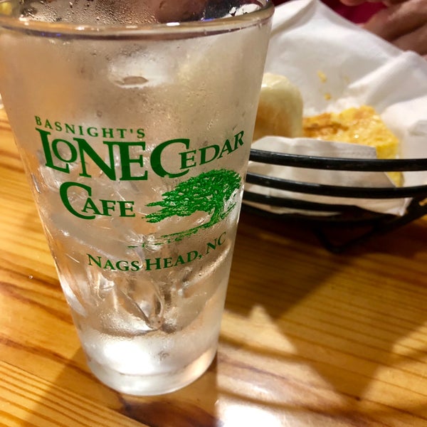 Foto tomada en Basnight&#39;s Lone Cedar Cafe  por Matt Y. el 6/29/2019