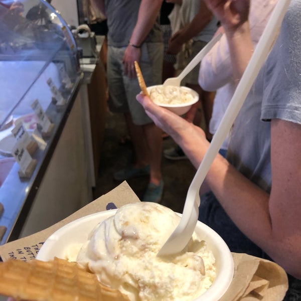 รูปภาพถ่ายที่ Jeni&#39;s Splendid Ice Creams โดย Matt Y. เมื่อ 5/27/2019