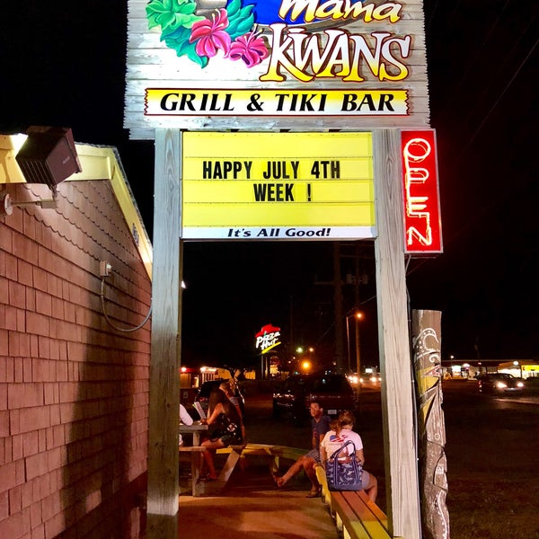 Снимок сделан в Mama Kwan&#39;s Tiki Bar &amp; Grill пользователем Matt Y. 7/7/2018
