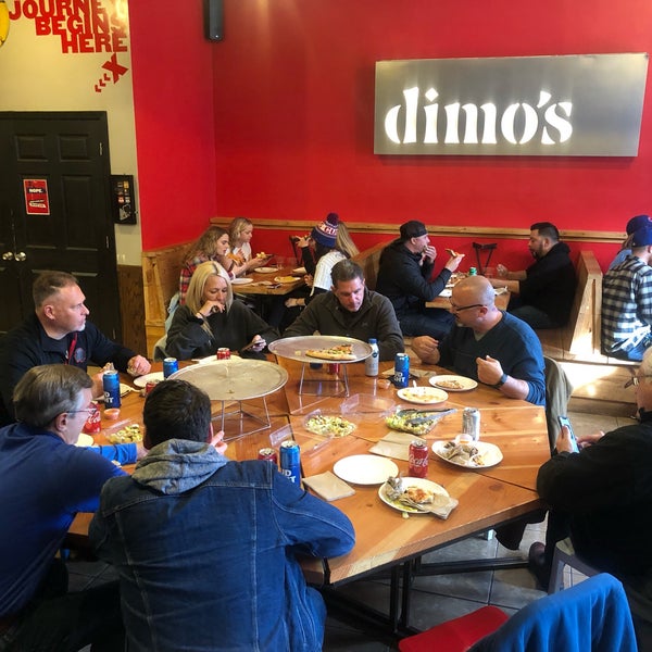 Foto scattata a Dimo&#39;s Pizza da Frazzy 626 il 5/20/2019