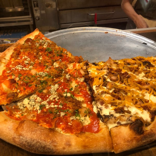 รูปภาพถ่ายที่ Dimo&#39;s Pizza โดย Frazzy 626 เมื่อ 5/20/2019