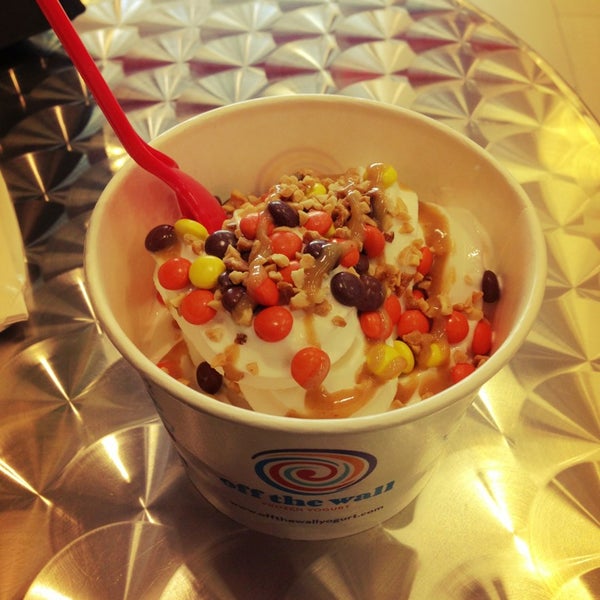 Photo taken at Off The Wall Frozen Yogurt by Leny R. on 3/5/2013