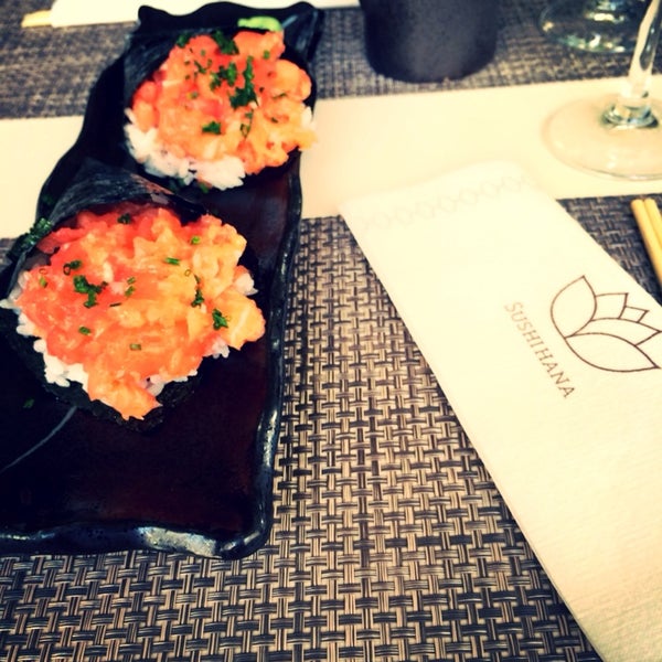 รูปภาพถ่ายที่ Sushihana Sushi Bar โดย Diana D. เมื่อ 3/18/2014