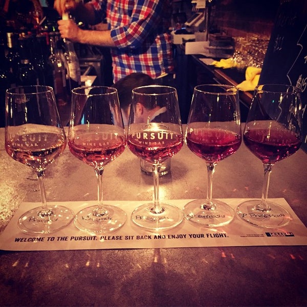 Foto tomada en The Pursuit Wine Bar  por Krystina el 2/7/2015