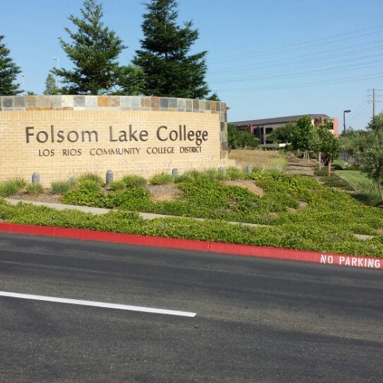 Снимок сделан в Folsom Lake College (FLC) пользователем Mo L. 6/6/2014