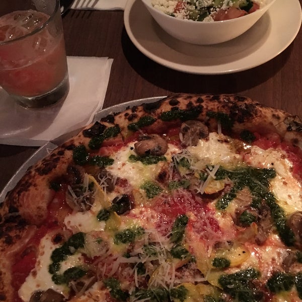 12/15/2015にLindy L.がZuriLee Pizzaで撮った写真