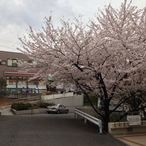 セブンイレブン 専修大学生田校舎店 多摩区のコンビニ