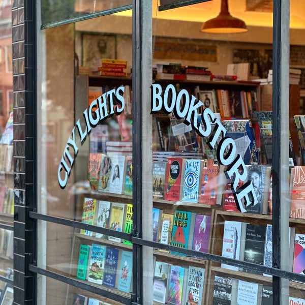 Foto scattata a City Lights Bookstore da Shin il 9/25/2023
