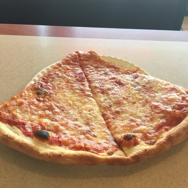 Foto tomada en Attilio&#39;s Pizza  por Jeff D. el 5/5/2015