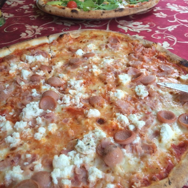 6/27/2014 tarihinde Luka B.ziyaretçi tarafından Pizzeria Santalucia'de çekilen fotoğraf