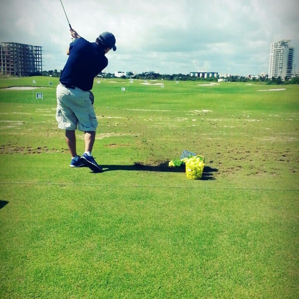 Снимок сделан в Puerto Cancún Golf Club пользователем Clau L. 11/2/2013