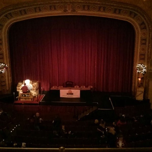 12/14/2013 tarihinde Joyce C.ziyaretçi tarafından Riviera Theatre &amp; Performing Arts Center'de çekilen fotoğraf