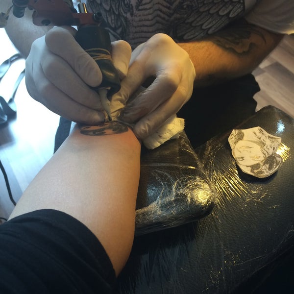 Photo taken at Brainers Ink- Tattoo, Piercing, Permanent Makeup, Art &amp; Craft by Duygu Ç. on 5/2/2015