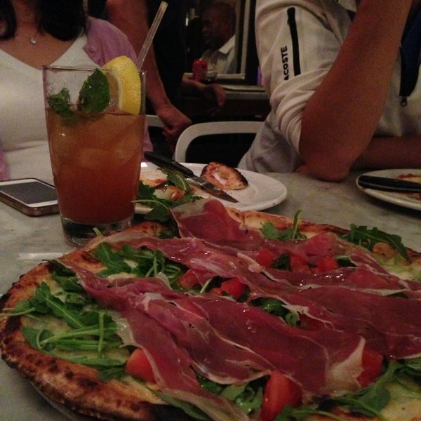8/30/2013 tarihinde Serina L.ziyaretçi tarafından Pizza Mezzaluna'de çekilen fotoğraf