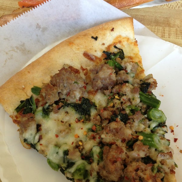 5/1/2014 tarihinde Ann F.ziyaretçi tarafından Domenick&#39;s Pizzeria'de çekilen fotoğraf
