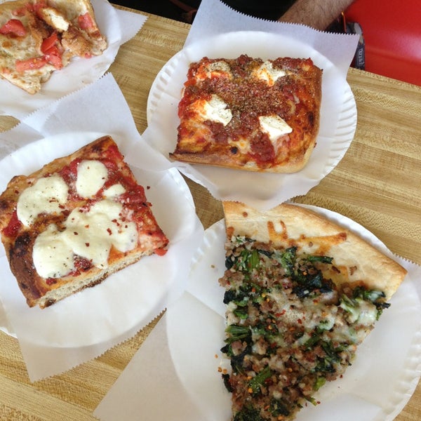 Das Foto wurde bei Domenick&#39;s Pizzeria von Ann F. am 4/25/2014 aufgenommen