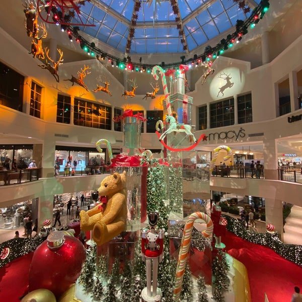 Das Foto wurde bei Aventura Mall Fountain von Don D. am 11/30/2019 aufgenommen