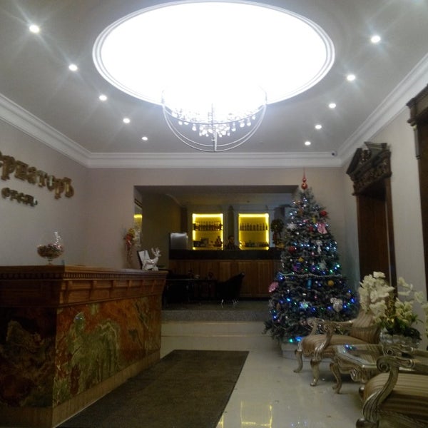 12/24/2013 tarihinde Дарья К.ziyaretçi tarafından Отель Губернаторъ / Gubernator Hotel'de çekilen fotoğraf