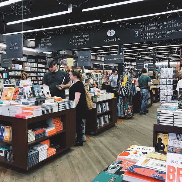 Das Foto wurde bei Brookline Booksmith von wyxtheo am 6/20/2017 aufgenommen