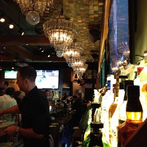 4/19/2013 tarihinde Stephen A.ziyaretçi tarafından Grey Bar &amp; Restaurant'de çekilen fotoğraf