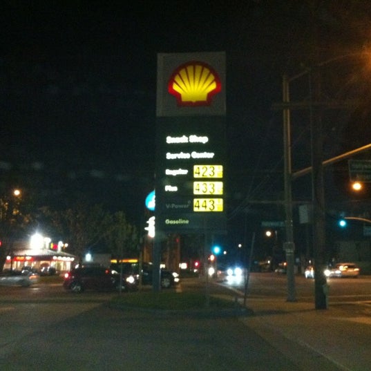 Foto scattata a Shell da Dan F. il 10/28/2012