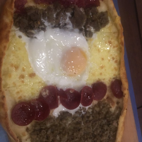 Снимок сделан в Aktaşlar Pide Restaurant пользователем Yasemin Ç. 6/30/2019